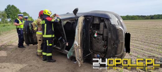 Wypadek w powiecie oleskim. Samochód wypadł z drogi