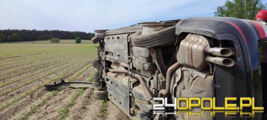 Wypadek w powiecie oleskim. Samochód wypadł z drogi