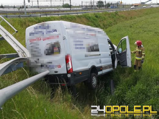 Kierujący busem przeciął bariery i wypadł z drogi