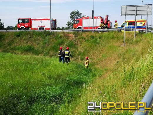 Kierujący busem przeciął bariery i wypadł z drogi