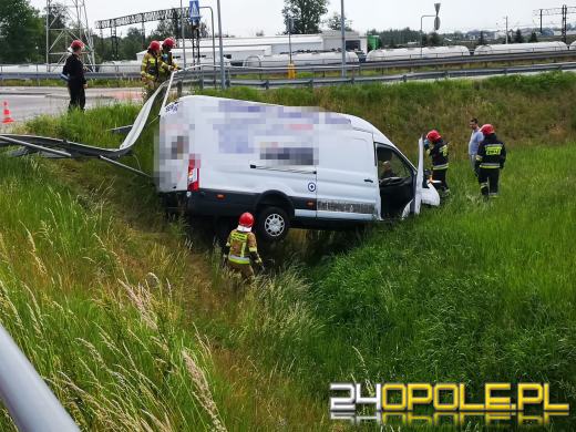 Kierujący busem przeciął bariery i wypadł z drogi