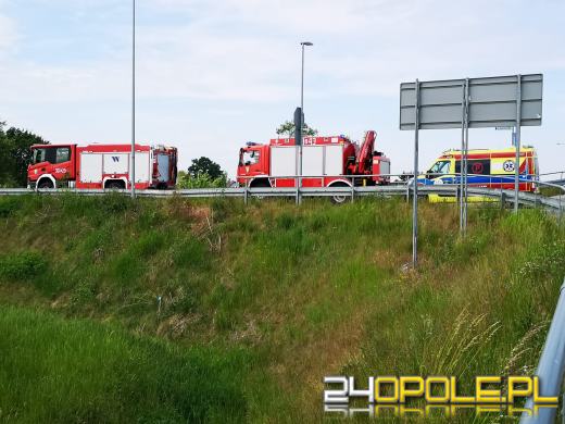 Kierujący busem przeciął bariery i wypadł z drogi