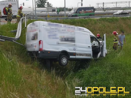 Kierujący busem przeciął bariery i wypadł z drogi