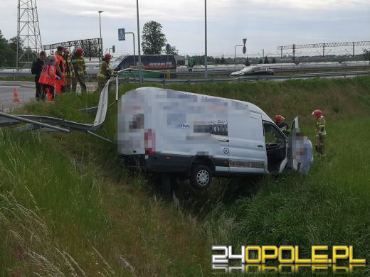 Kierujący busem przeciął bariery i wypadł z drogi