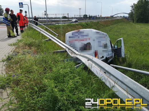 Kierujący busem przeciął bariery i wypadł z drogi