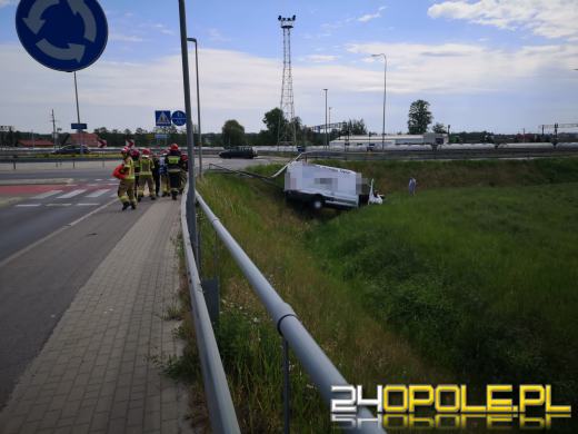 Kierujący busem przeciął bariery i wypadł z drogi