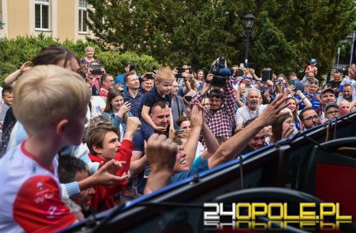 Tak mieszkańcy Kędzierzyna przywitali mistrzów. Siatkarze ZAKSY pokazali trofea