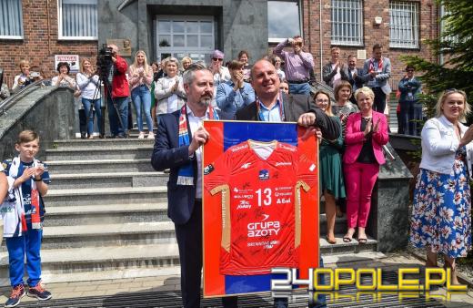 Tak mieszkańcy Kędzierzyna przywitali mistrzów. Siatkarze ZAKSY pokazali trofea