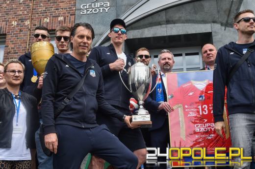 Tak mieszkańcy Kędzierzyna przywitali mistrzów. Siatkarze ZAKSY pokazali trofea