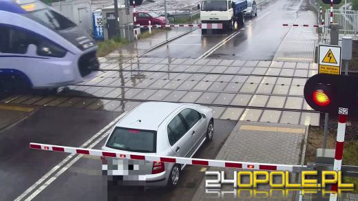 Niebezpieczne zachowanie kierowcy na przejeździe kolejowym