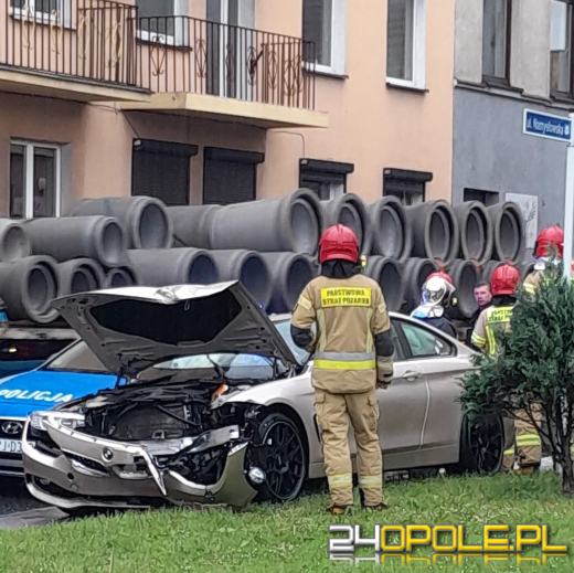 Samochód osobowy wypadł z drogi i uderzył w ogrodzenie posesji