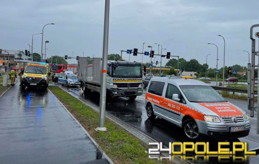 Kierująca nissanem wymusiła pierwszeństwo i doszło do zderzenia z pomocą drogową