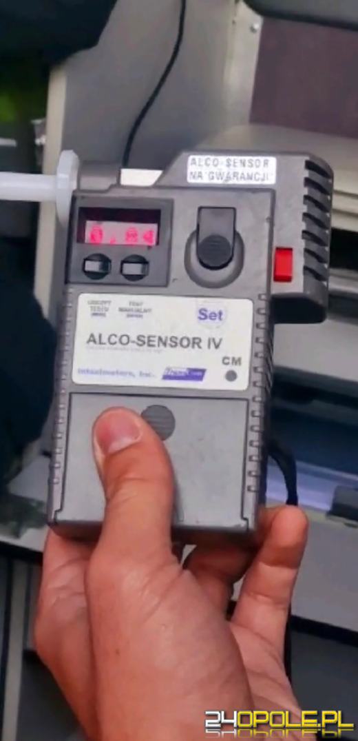 Jechał z żoną na załadunek towaru - był kompletnie pijany