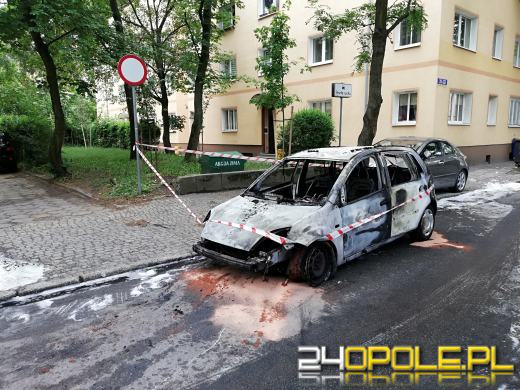 Pożar samochodu w Opolu. W akcji strażacy i policja