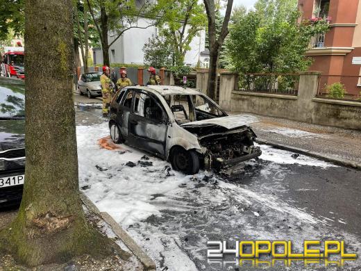 Pożar samochodu w Opolu. W akcji strażacy i policja