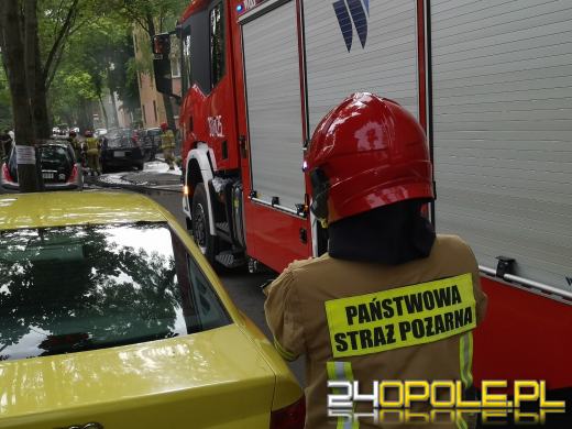 Pożar samochodu w Opolu. W akcji strażacy i policja