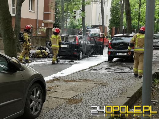 Pożar samochodu w Opolu. W akcji strażacy i policja