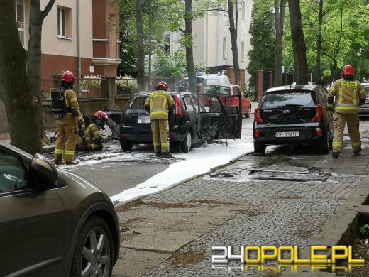 Pożar samochodu w Opolu. W akcji strażacy i policja