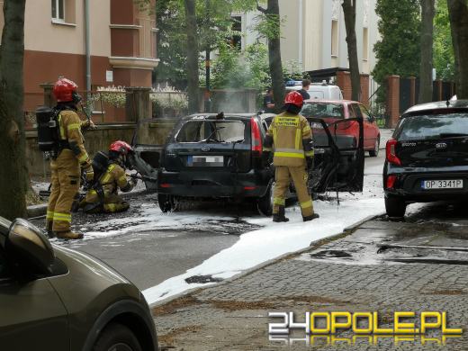 Pożar samochodu w Opolu. W akcji strażacy i policja