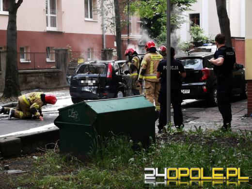 Pożar samochodu w Opolu. W akcji strażacy i policja