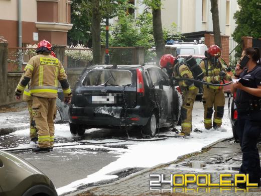 Pożar samochodu w Opolu. W akcji strażacy i policja
