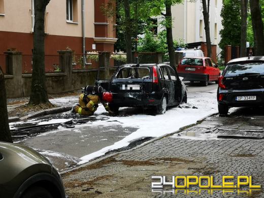 Pożar samochodu w Opolu. W akcji strażacy i policja