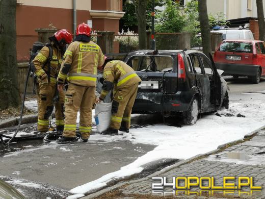 Pożar samochodu w Opolu. W akcji strażacy i policja