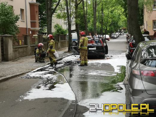 Pożar samochodu w Opolu. W akcji strażacy i policja