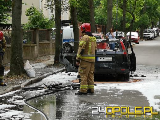 Pożar samochodu w Opolu. W akcji strażacy i policja