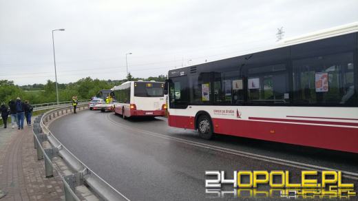 Autobus MZK zderzył się z trzema osobówkami. Wypadek na Niemodlińskiej