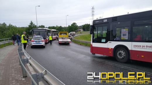 Autobus MZK zderzył się z trzema osobówkami. Wypadek na Niemodlińskiej