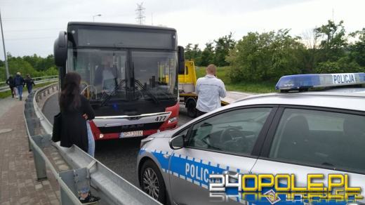 Autobus MZK zderzył się z trzema osobówkami. Wypadek na Niemodlińskiej