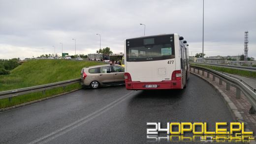 Autobus MZK zderzył się z trzema osobówkami. Wypadek na Niemodlińskiej