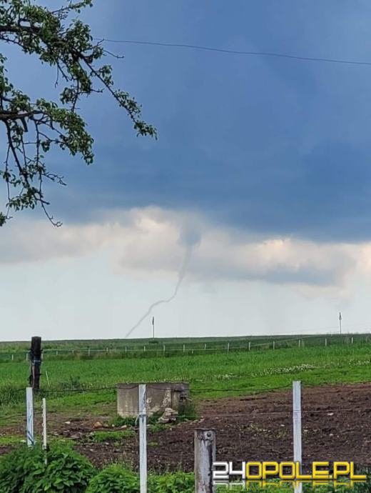 Niebezpiecznie w gminie Pawłowiczki. Mieszkańcy sfotografowali lej kondensacyjny