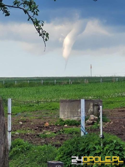 Niebezpiecznie w gminie Pawłowiczki. Mieszkańcy sfotografowali lej kondensacyjny