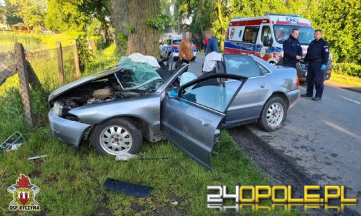 Poważny wypadek w gminie Byczyna. Kierujący Audi uderzył w drzewo