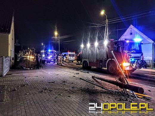 Kierujący osobówką wjechał w słup energetyczny. Miał dużo szczęścia