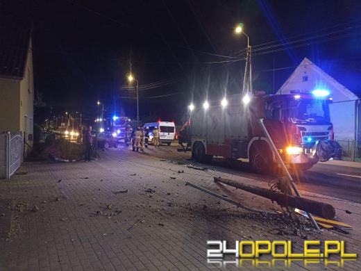 Kierujący osobówką wjechał w słup energetyczny. Miał dużo szczęścia