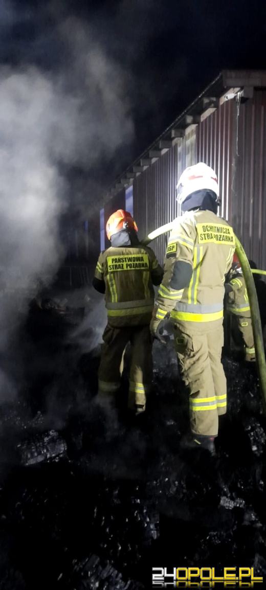 Pięć zastępów straży gasiło w nocy pożar podkładów drewnianych