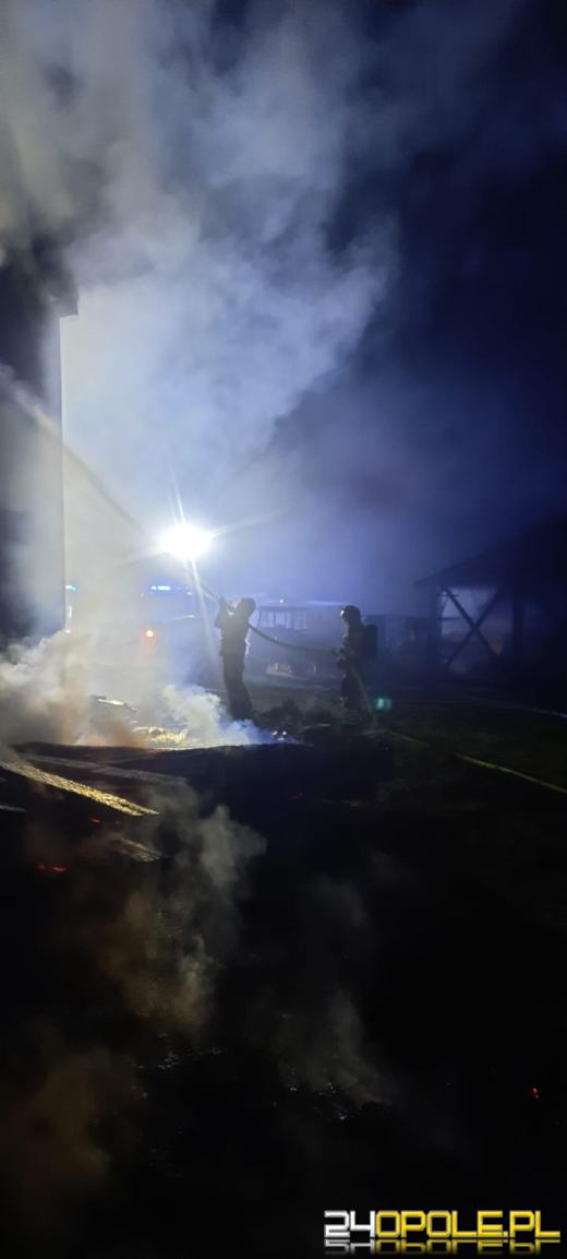 Pięć zastępów straży gasiło w nocy pożar podkładów drewnianych