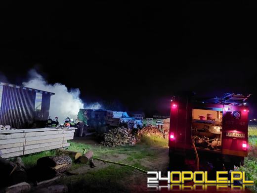 Pięć zastępów straży gasiło w nocy pożar podkładów drewnianych