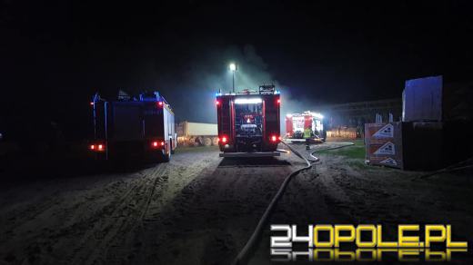 Pięć zastępów straży gasiło w nocy pożar podkładów drewnianych