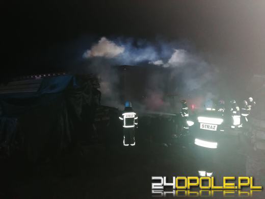 Pięć zastępów straży gasiło w nocy pożar podkładów drewnianych