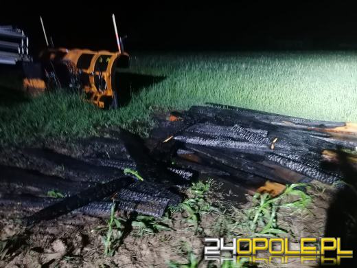 Pięć zastępów straży gasiło w nocy pożar podkładów drewnianych