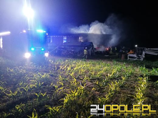 Pięć zastępów straży gasiło w nocy pożar podkładów drewnianych