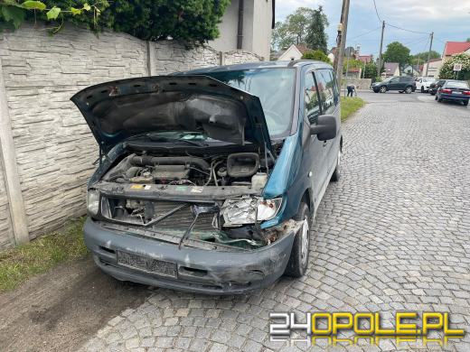 Zderzenie pojazdów na Prószkowskiej. Jeden pojazd w rowie