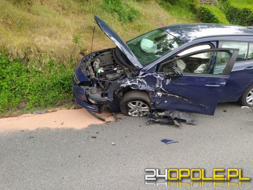 Wypadek w Długomiłowicach. Zderzyły się dwa samochody osobowe