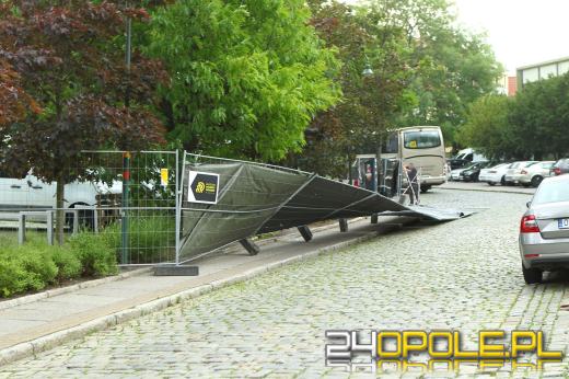 Niebezpiecznie pod amfiteatrem. Wiatr "położył" festiwalowe ogrodzenie