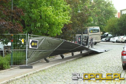 Niebezpiecznie pod amfiteatrem. Wiatr "położył" festiwalowe ogrodzenie