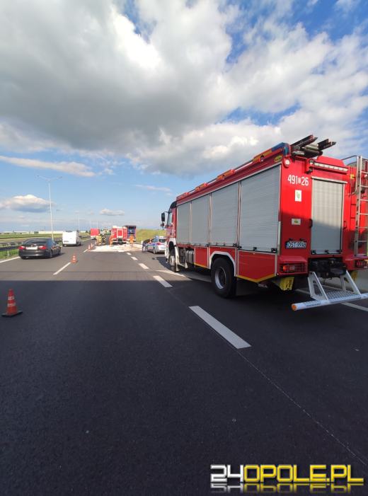 Pojazdy zderzyły się na A4. Doszło do wycieku paliwa